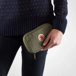 FJÄLLRÄVEN KÅNKEN TRAVEL WALLET - Portmonee 11 FJÄLLRÄVEN KÅNKEN TRAVEL WALLET - Portmonee -Globetrotter Verkäufe 304068007 d kanken travel wallet fjaellraeven 1 1